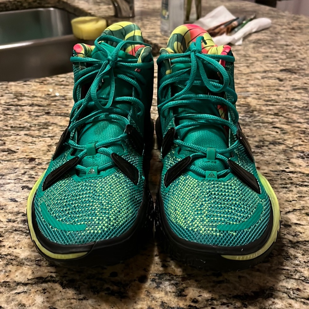 KYRIE BASKETBALL SHOE GREEN